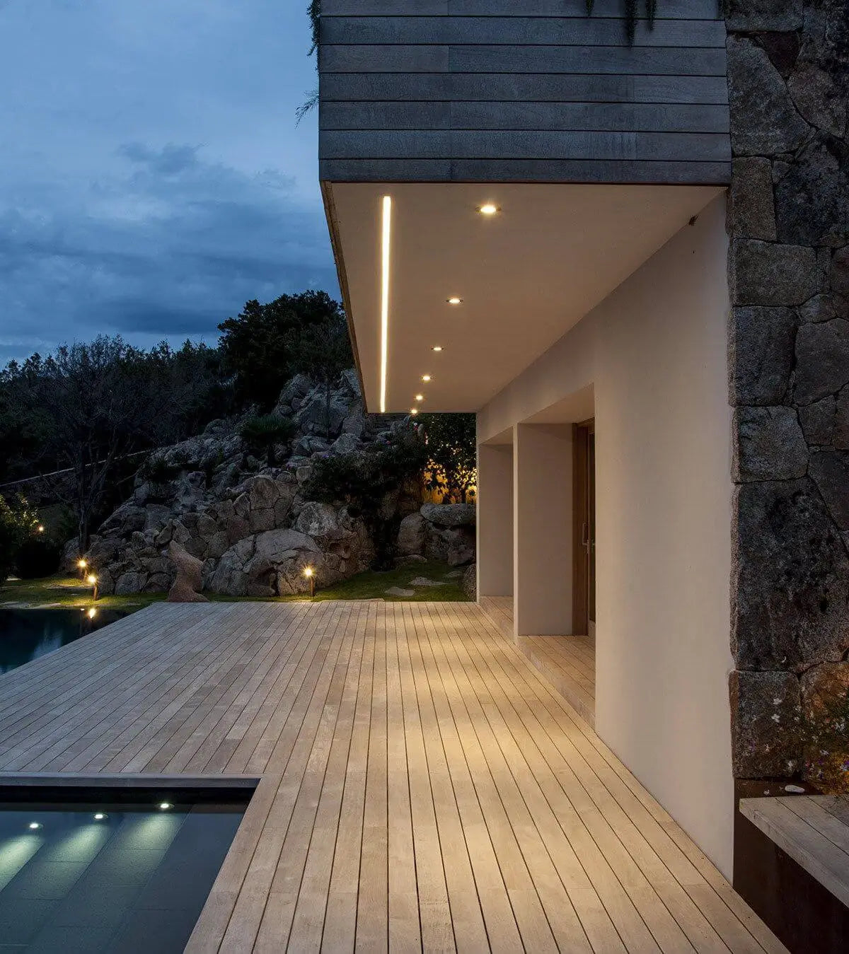 outdoor-spotlights-and-strip